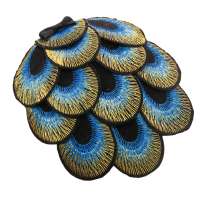 Edler Fascinator mit gestickten Pfauenfeder Applikation